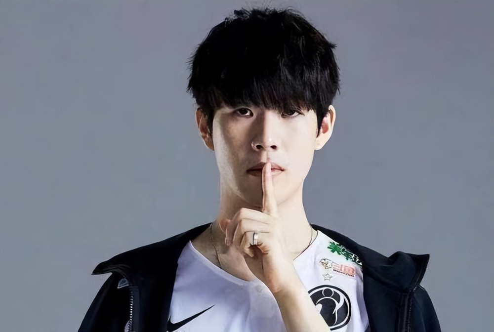 足球行业趋 足球行业趋